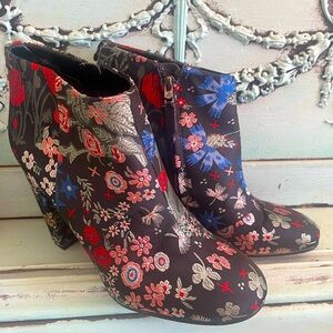 Sam Edelman Floral Booties, 8.5 
Outer fabric great! ~leather peel inside c-pics
